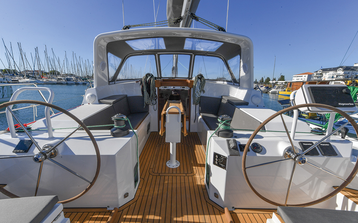 ovni-400-yacht-review-boat-test-helm-credit-Francois-Tregouet
