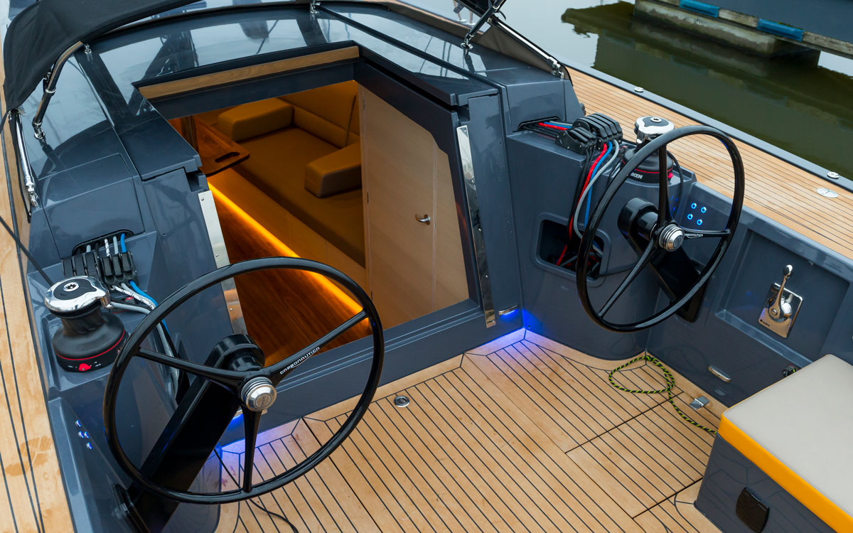 Saffier-SE37-lounge-boat-test-helm-credit-bertel-kolthof