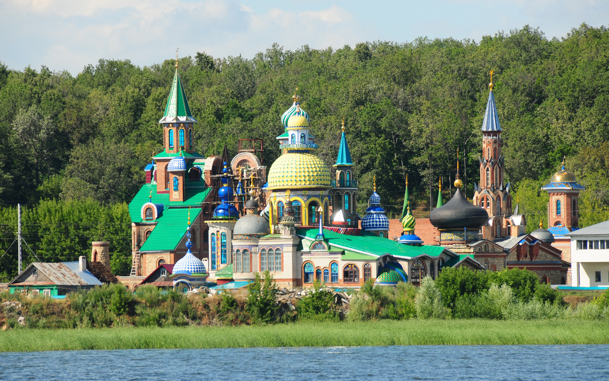 sailing-through-russia-river-volga-cathedral